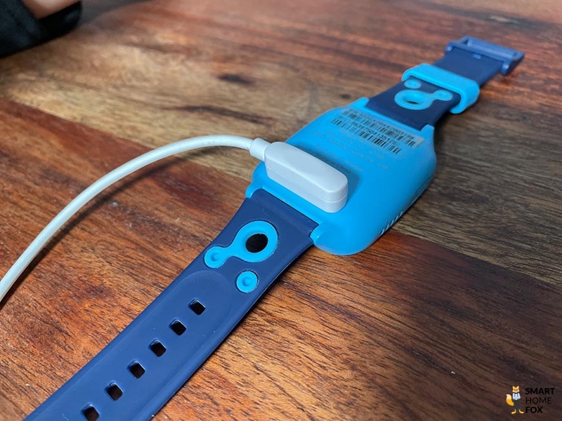 Детские смарт-часы заряжаются.